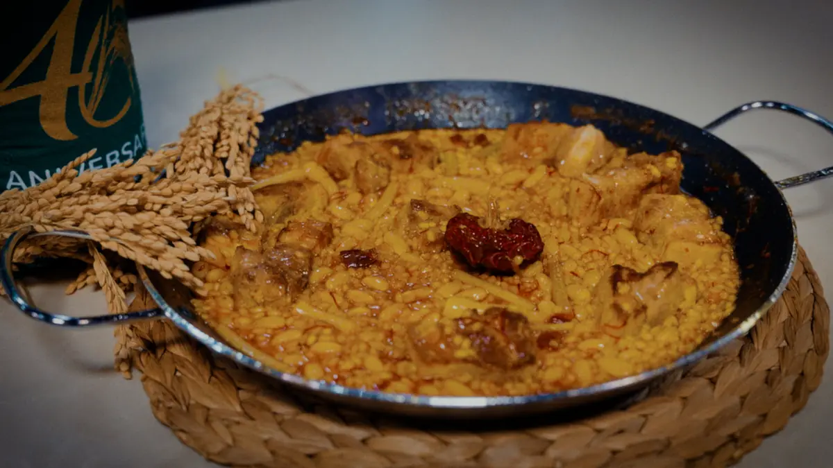 Arroz cocinado en paella